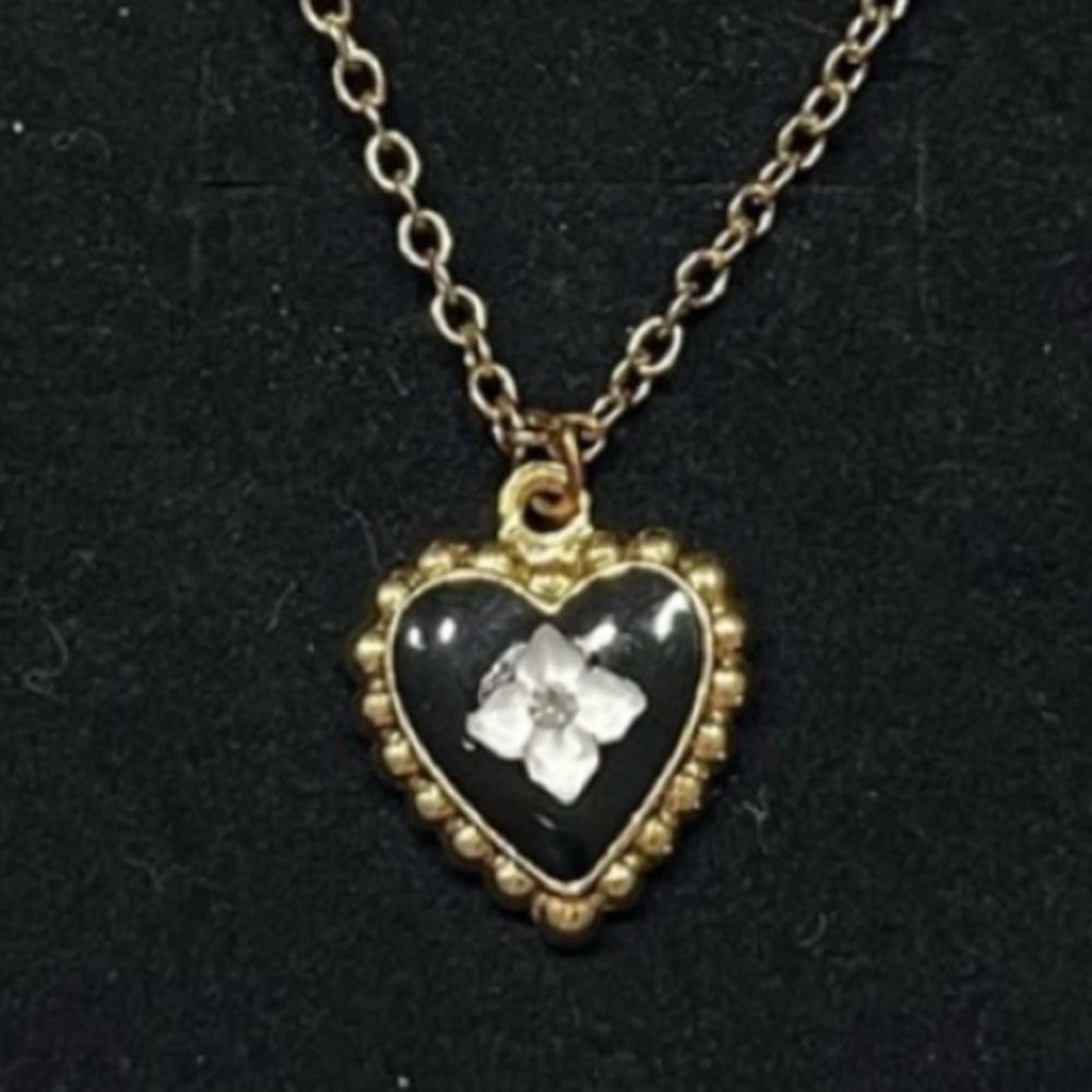 Gold tone heart necklace flower pendant. Simple. Classic. Feminine. Perfect gift